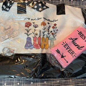 Floral Aunt Tote Bag and Pink Socks Set